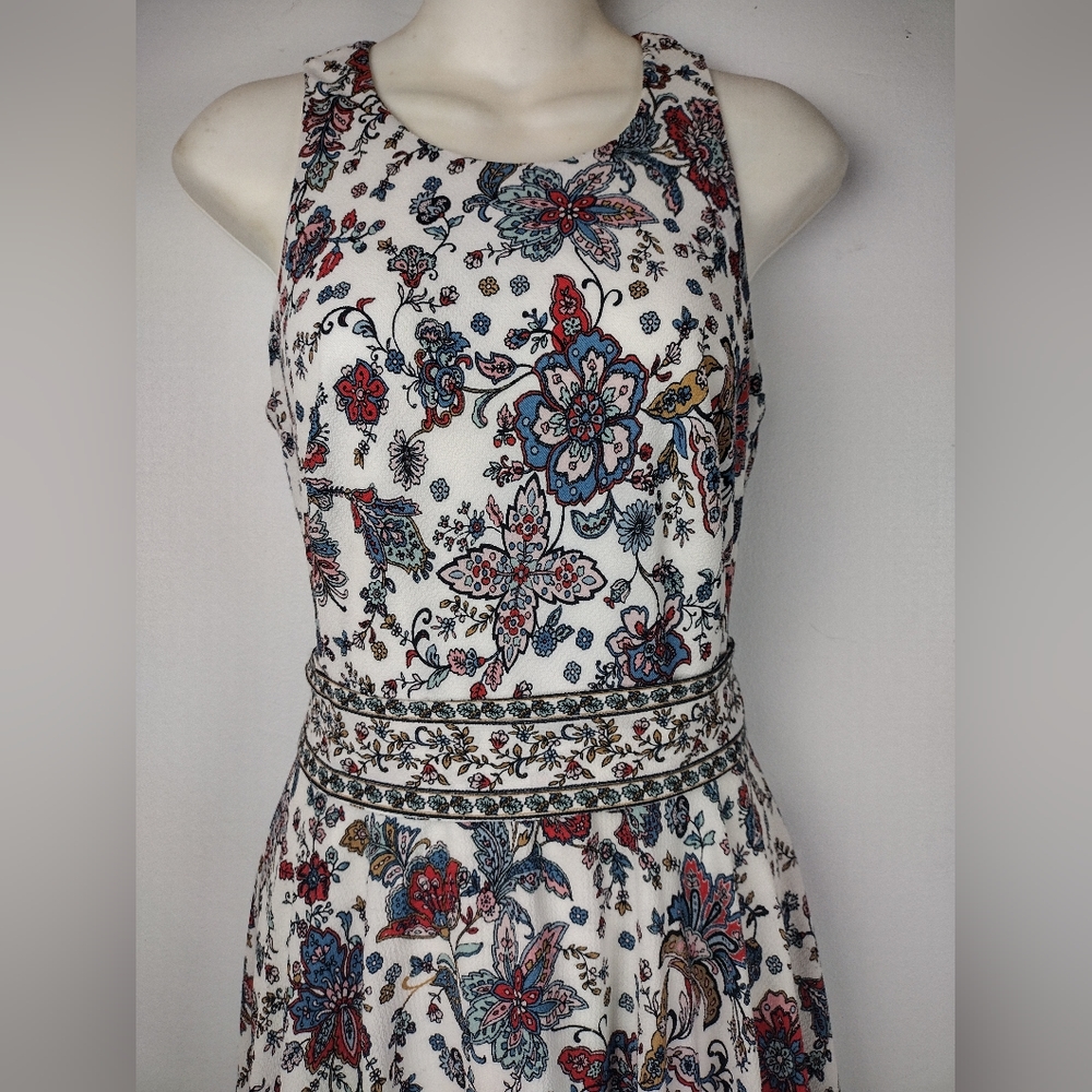 Beautiful handkerchief dress - Picture 2 of 15